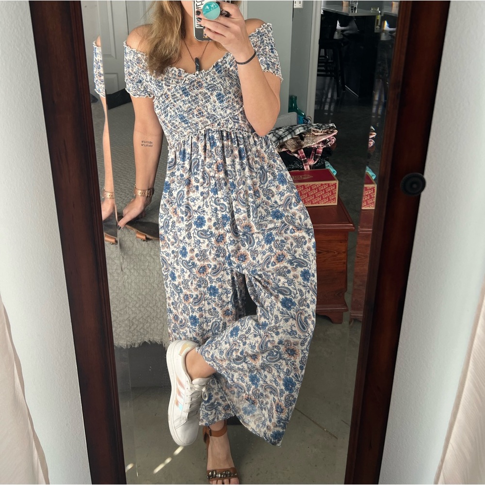 Floral romper. Midi length. Can wear off the shoulder. Has pockets :)